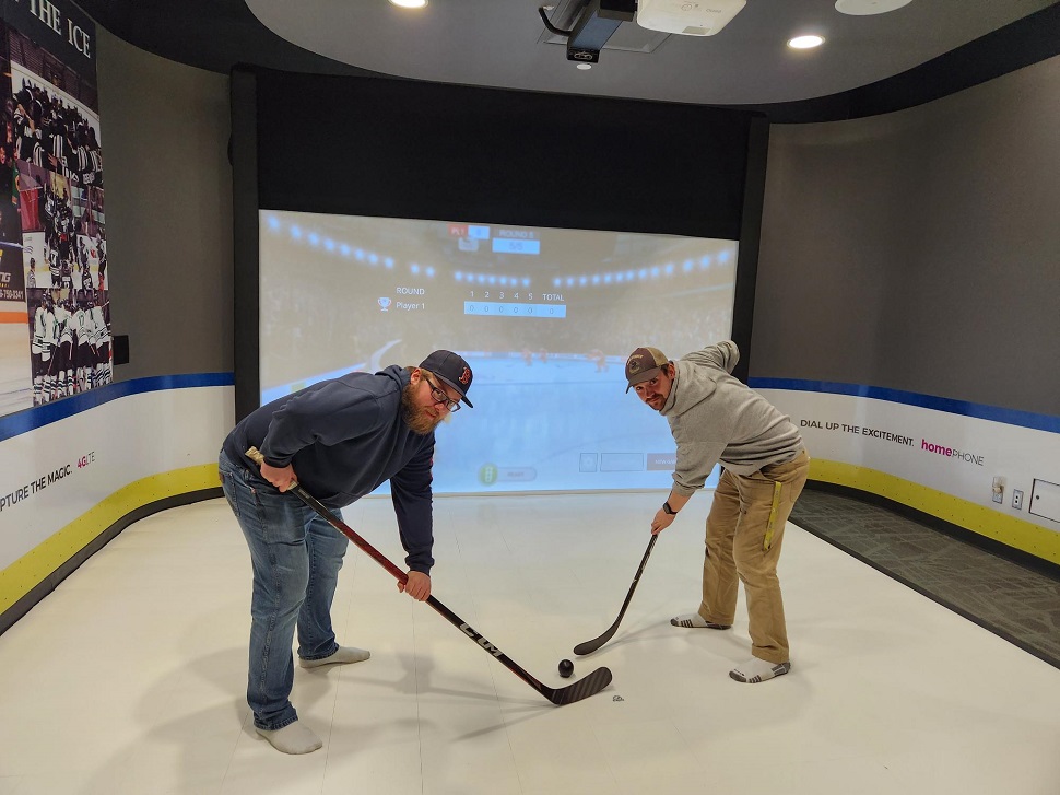 VIDEO Surrounded by history, a hockey simulator opens in Swift